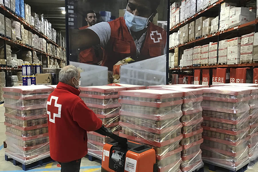 Entrega de productos de Mercadona a Creu Roja en Catalunya