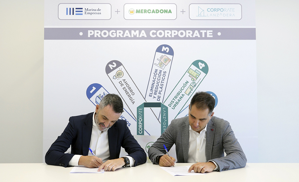 Javier Jiménez Marco, director general de Lanzadera, y Nichan Bakkalian, director de Innovación de Mercadona, durante la firma del convenio del nuevo Programa Corporate