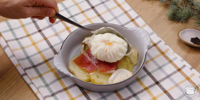 Receta de Huevos poché con jamón ibérico y patatas panadera.