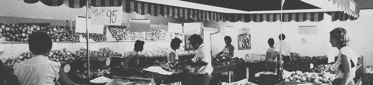 Imagen antigua en blanco y negro, de la sección de fruta y verdura de Mercadona.