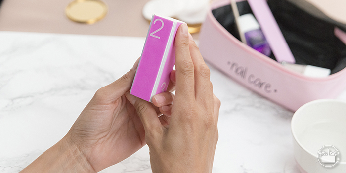 Alisar y definir las uñas con el taco pulidor del nuevo kit tratamiento de uñas de Mercadona. 