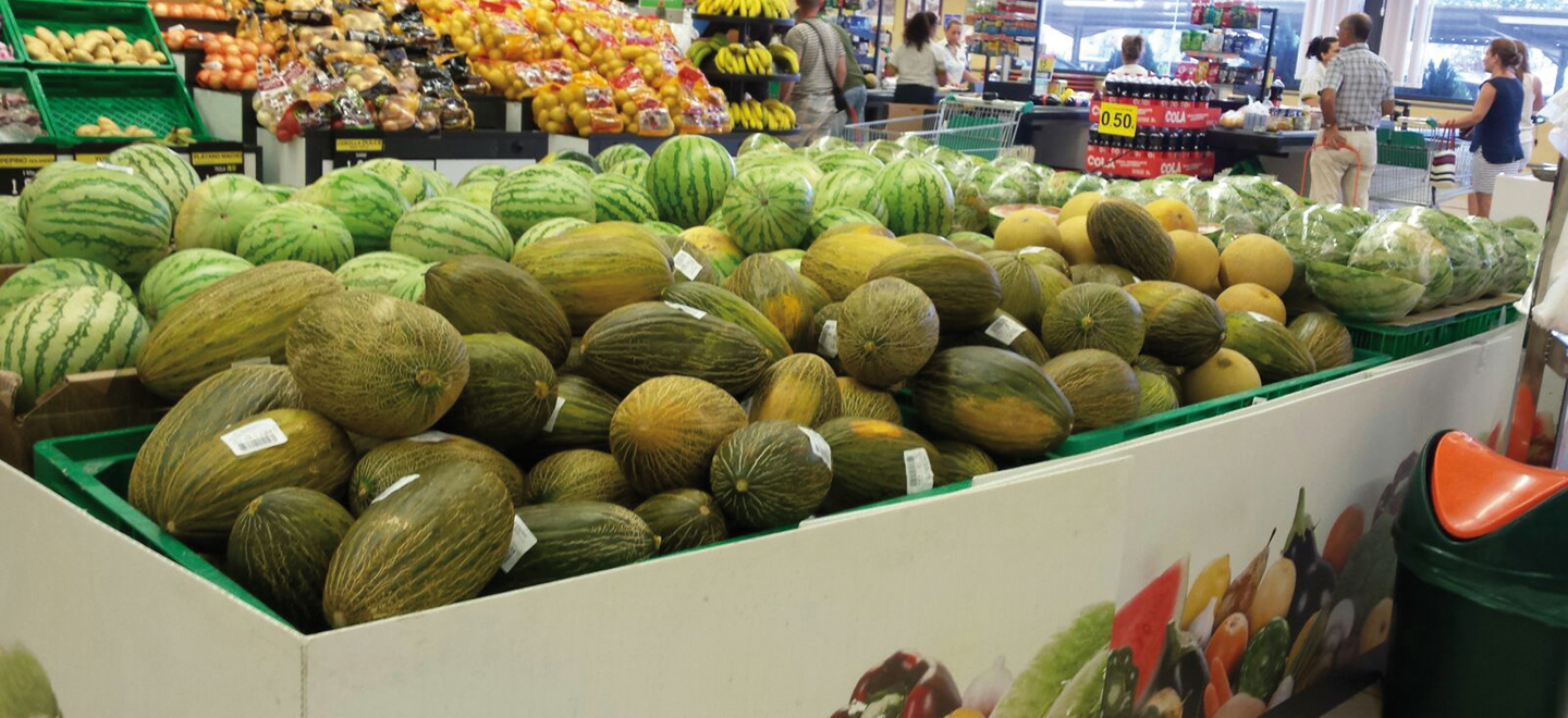 Imagen que muestra varios melones en el lineal de la sección de fruta y verdura de una tienda Mercadona.
