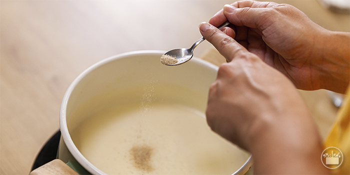 Hervir el conjunto unos 10 minutos. Añadir la nuez moscada, la pimienta blanca y poner a punto de sal. 
