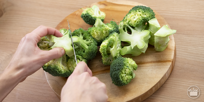 Lavar y cortar el brócoli en pequeños ramilletes. 