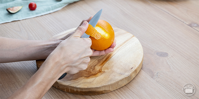 Pelar un trocito de piel de naranja. 
