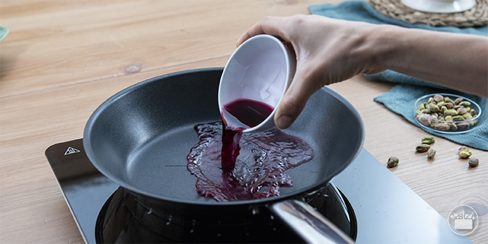 Preparar la reducción: echar el vino en la sartén ya caliente.