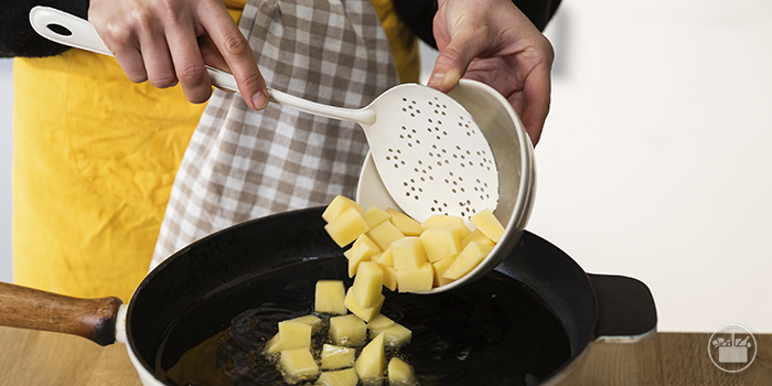 Pelar y cortar la patata en dados y freírla. 