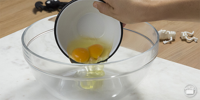 Echar en un bol los huevos.