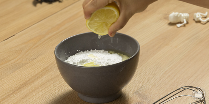 Para el glaseado: mezclar la clara de huevo y el azúcar glas. 
