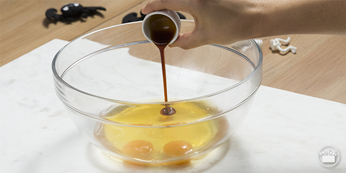 Echar en un bol los huevos, la miel y el aroma de vainilla.