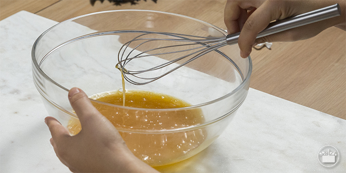 Batir los huevos, la miel y el aroma de vainilla.
