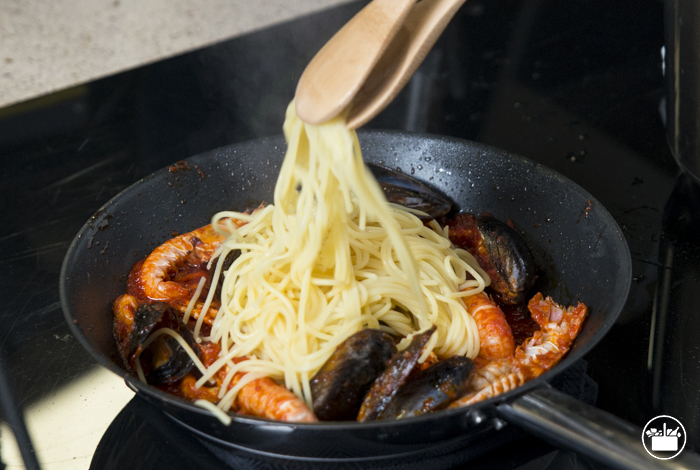 mezclar spaghetti sin gluten con la salsa marinera