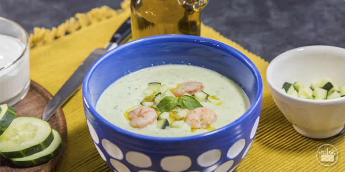 Presentación del plato receta de sopa fría de pepino y yogur griego