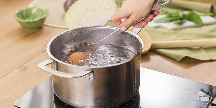 Cocer los huevos durante 4 minutos. 