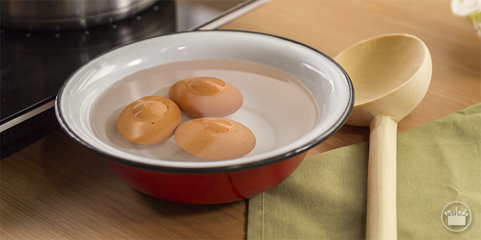 Cocer los huevos y reservar en agua fría.
