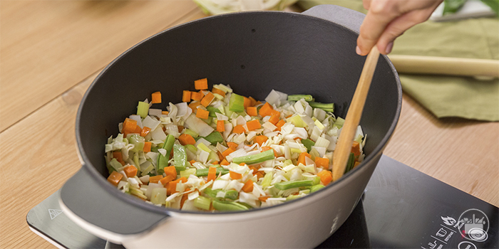 Rehogar en una sartén con aceite todas las verduras menos el calabacín y los tomates.