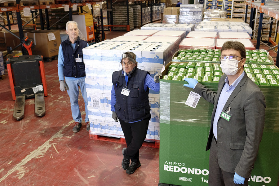 Imanol Flandes (Mercadona) y voluntarios del Banco de Alimentos de Navarra durante la entrega efectuada hoy