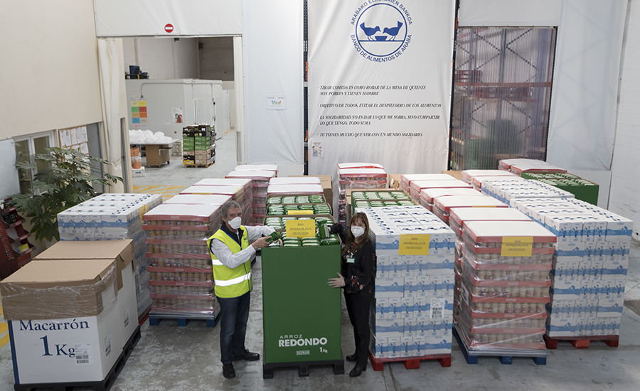 José Andrés Gabilondo (Banco de Alimentos de Araba) y Miryam Oca (Mercadona) durante la entrega de alimentos efectuada