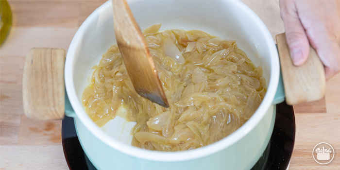 Paso 1B Sopa de cebolla: la cebolla ha de pochar y caramelizar ligeramente