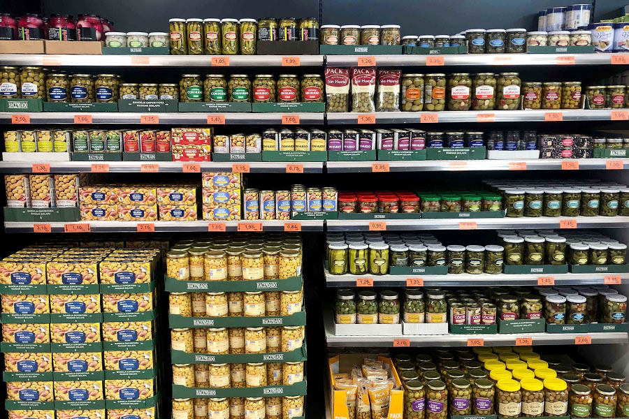 Lineal de aceitunas y encurtidos de un supermercado de Mercadona