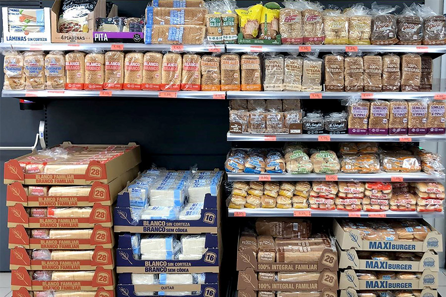Lineal de panes de un supermercado de Mercadona