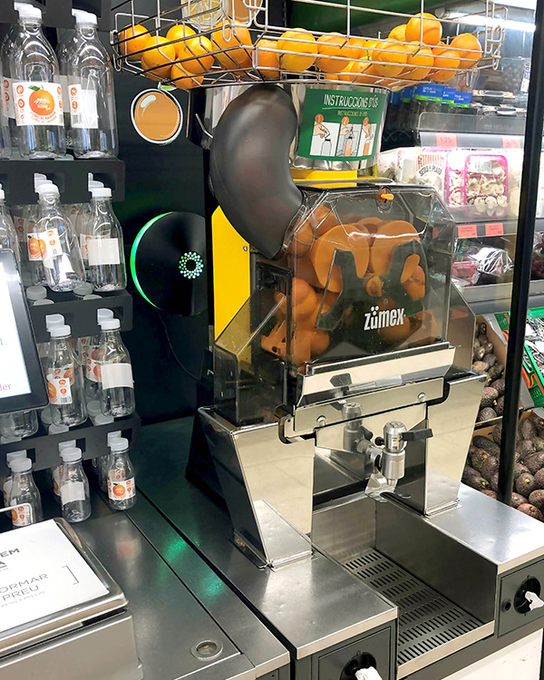 Máquina exprimidora de autoservicio en la sección de Fruta y Verdura de un supermercado Mercadona
