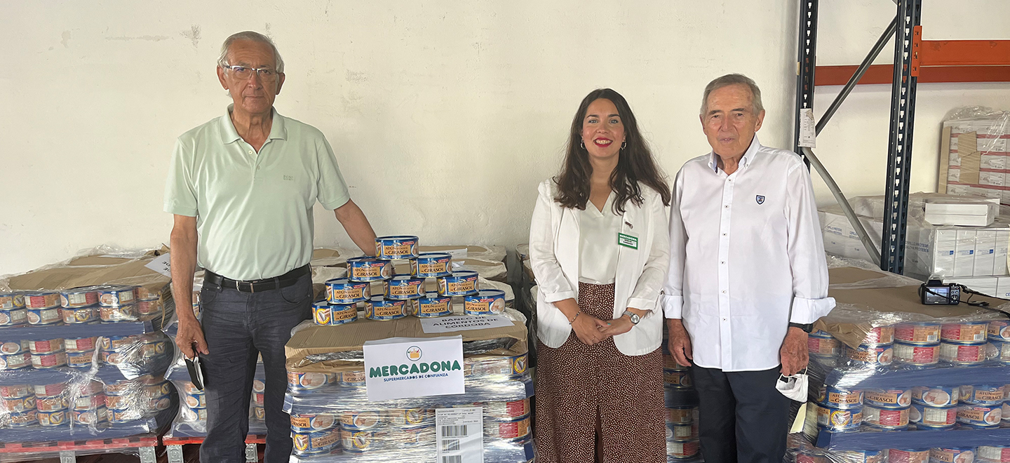 Responsables del Banco de Alimentos y de Mercadona en Córdoba durante la entrega de 3.000 kg de atún