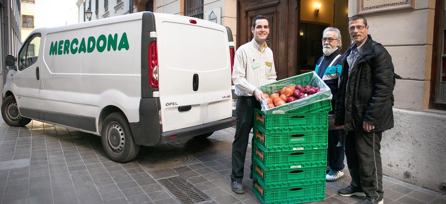 Momento de una entrega de alimentos al Comedor del Casal de la Pau en Valencia