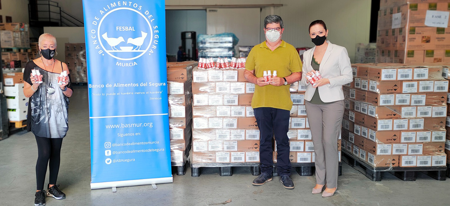 Representantes del Banco de Alimentos y Mercadona en la Región de Murcia durante la donación