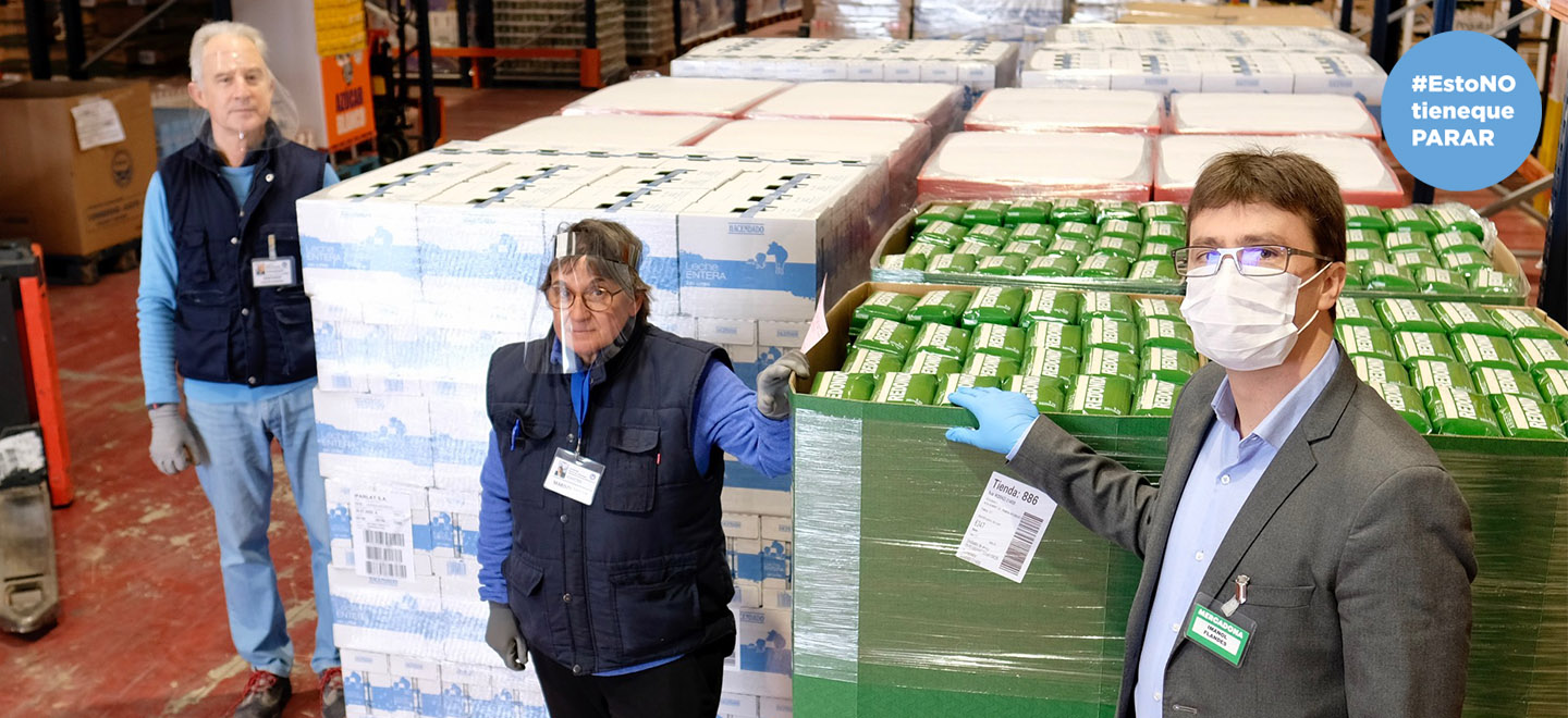 Imanol Flandes (Mercadona) y voluntarios del Banco de Alimentos de Navarra durante la entrega efectuada 