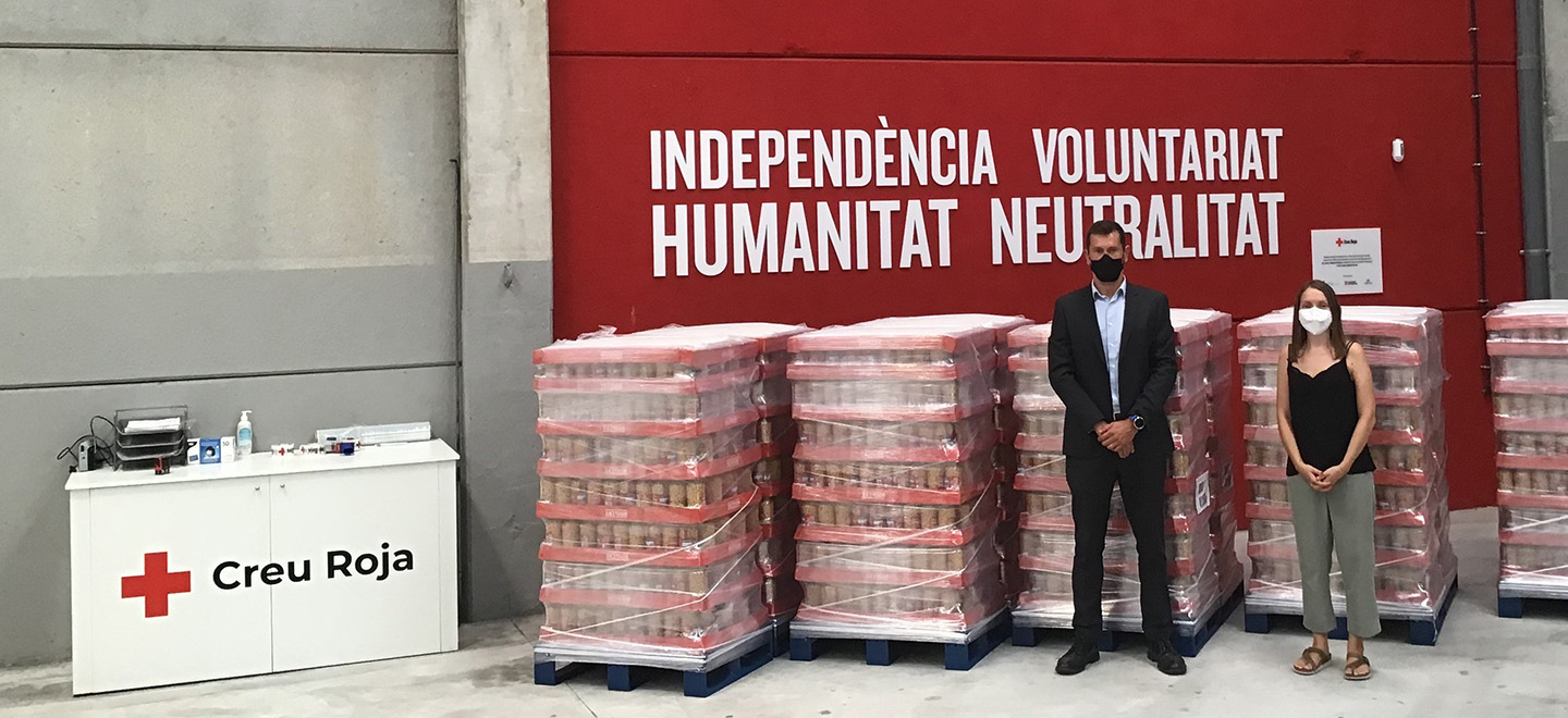 Entrega de productos de primera de necesidad de Mercadona a Creu Roja en Catalunya