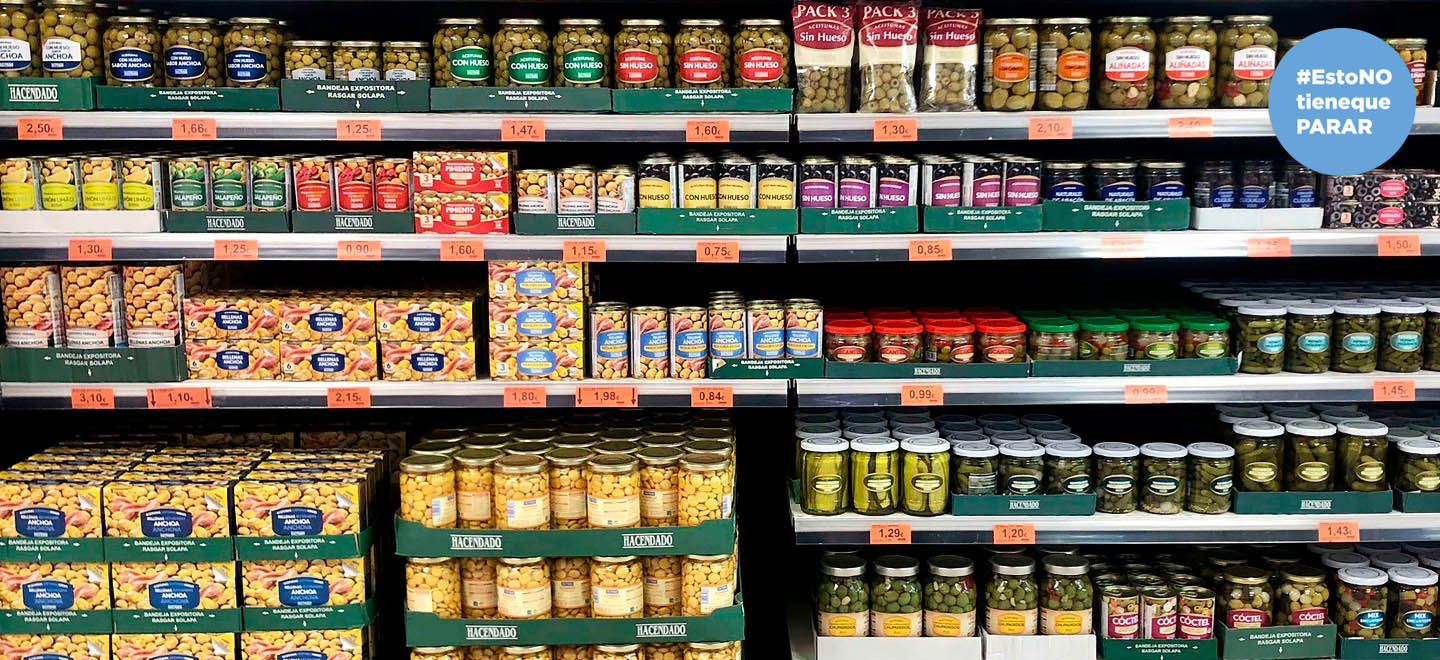 Lineal de aceitunas y encurtidos de un supermercado de Mercadona