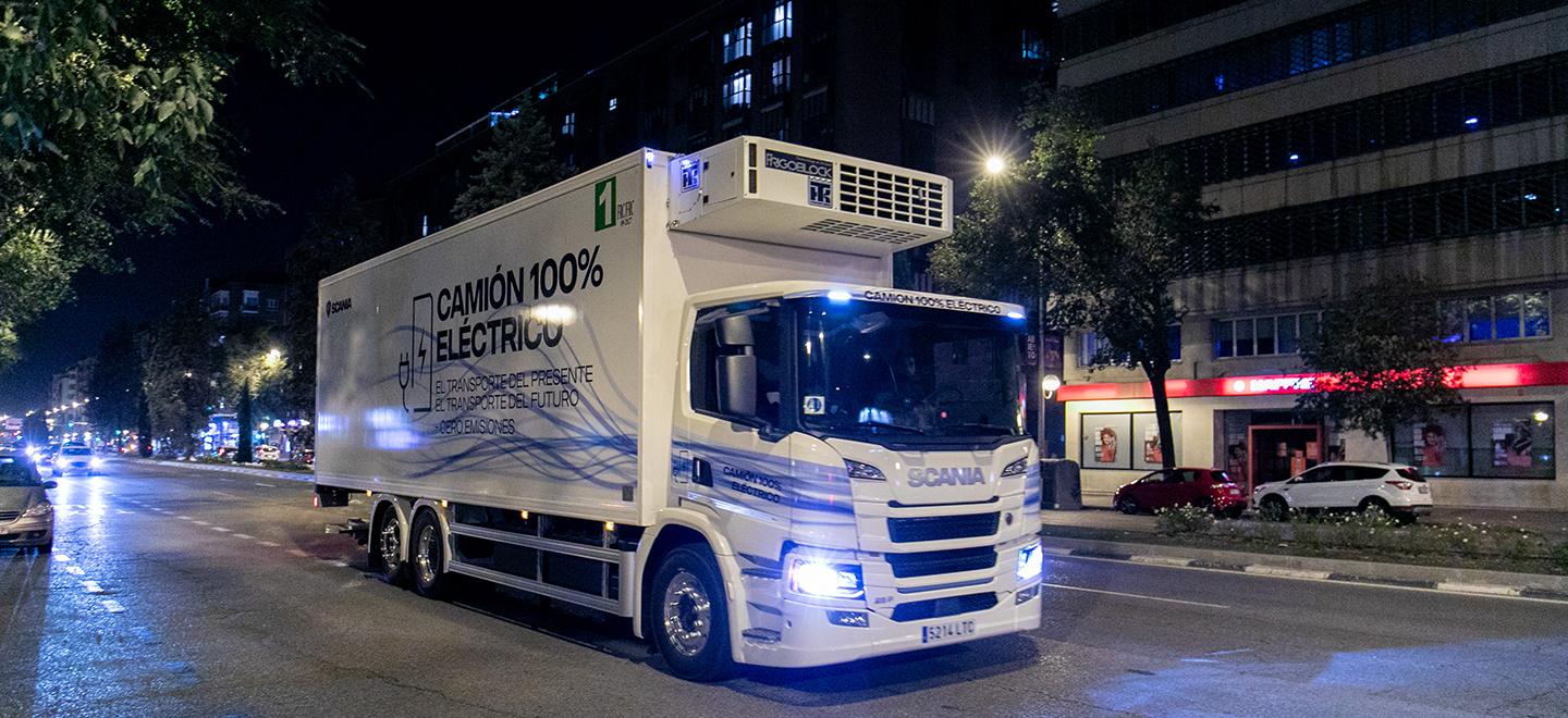 Camión 100% eléctrico realizando un recorrido para Mercadona en el centro urbano de Madrid