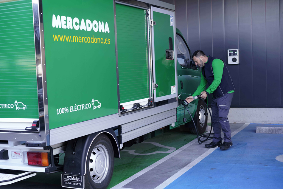 Repartidor de Mercadona cargando el vehículo eléctrico en la “Colmena” de València