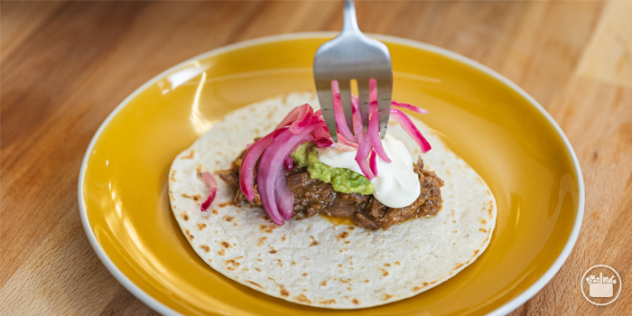 Paso 12 Tacos mexicanos: montar taco mexicano con la carne y el resto de ingredientes