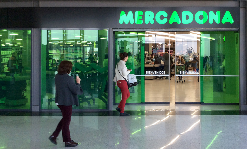Entrada al nuevo supermercado eficiente de Mercadona en el Centro Comercial AireSur en Castilleja de la Cuesta (Sevilla)