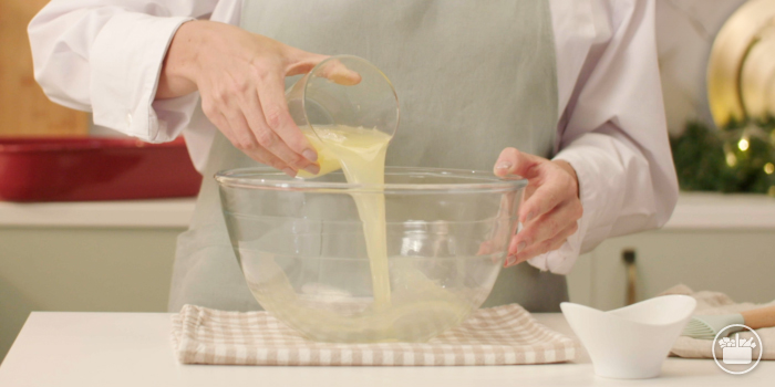 Paso 1 Receta de Tarta Pavlova: añadir las claras en un bol