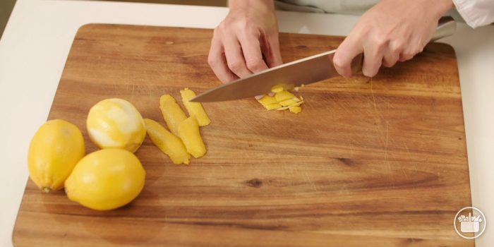 Paso 2 Receta de Paletilla de cordero con salsa cítrica:picar limón