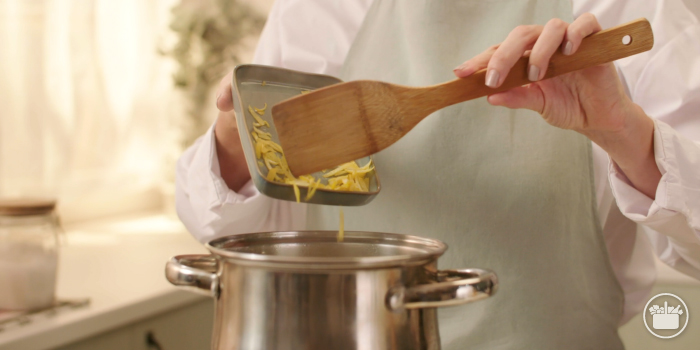Paso 3 Receta de Paletilla de cordero con salsa cítrica: Poner a hervir agua en una olla y escaldar 2 minutos las pieles picadas del limón. 