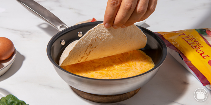 Paso 3 Receta Tortilla con Tortilla: colocar la tortilla de trigo