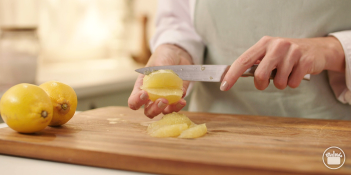Paso 4 Receta de Paletilla de cordero con salsa cítrica: Sacar los gajos del limón pelado 
