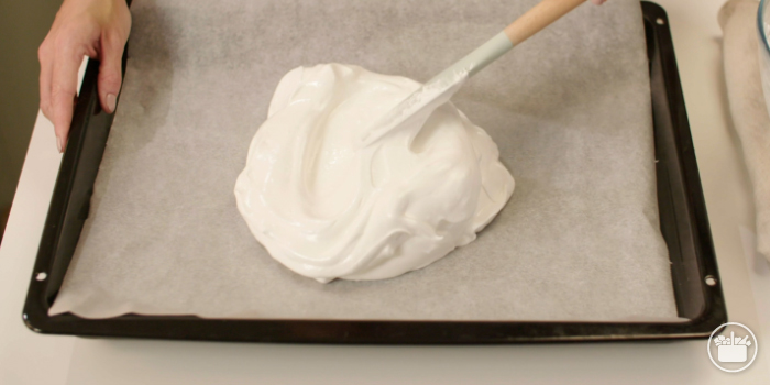 Paso 4 Receta de Tarta Pavlova: disponer el merengue sobre papel vegetal