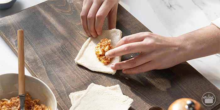 Paso 5 empanadilla pan de molde: Doblar el triángulo y sellar los bordes con un tenedor.