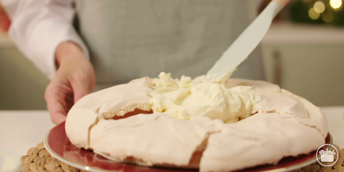 Paso 6 Receta de Tarta Pavlova parte 1: rellenar el hueco del centro del merengue con el queso mascarpone 
