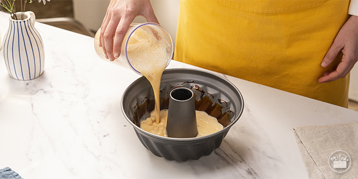 Paso 7 pudin: Verter la mezcla en el molde con caramelo y hornear a baño María 