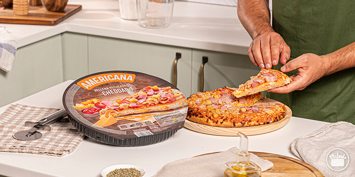 Pizza Americana con masa rellena de Queso de Mercadona