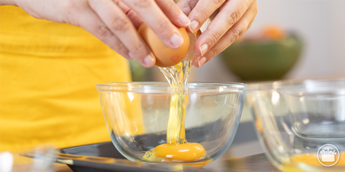 Paso 6 Sopa de cebolla: Preparar 4 recipientes hondos y añadir un huevo 