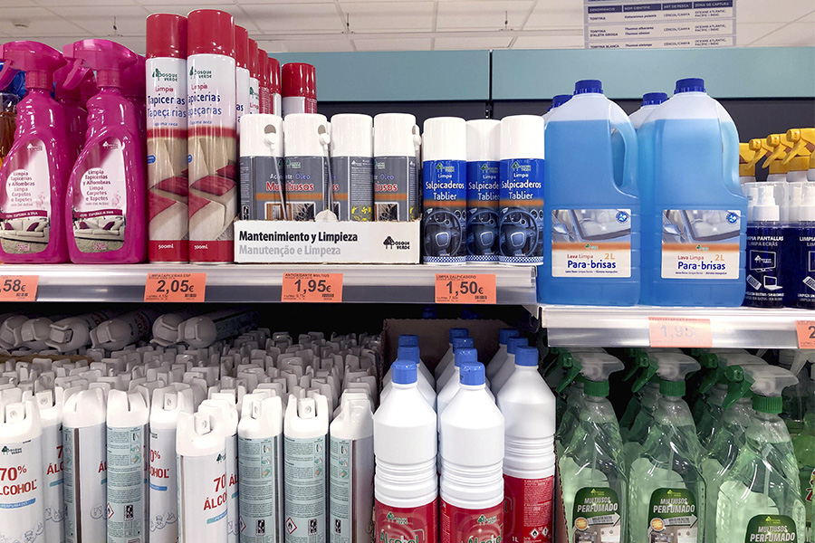 Lineal con productos para limpiar el coche en un supermercado de Mercadona