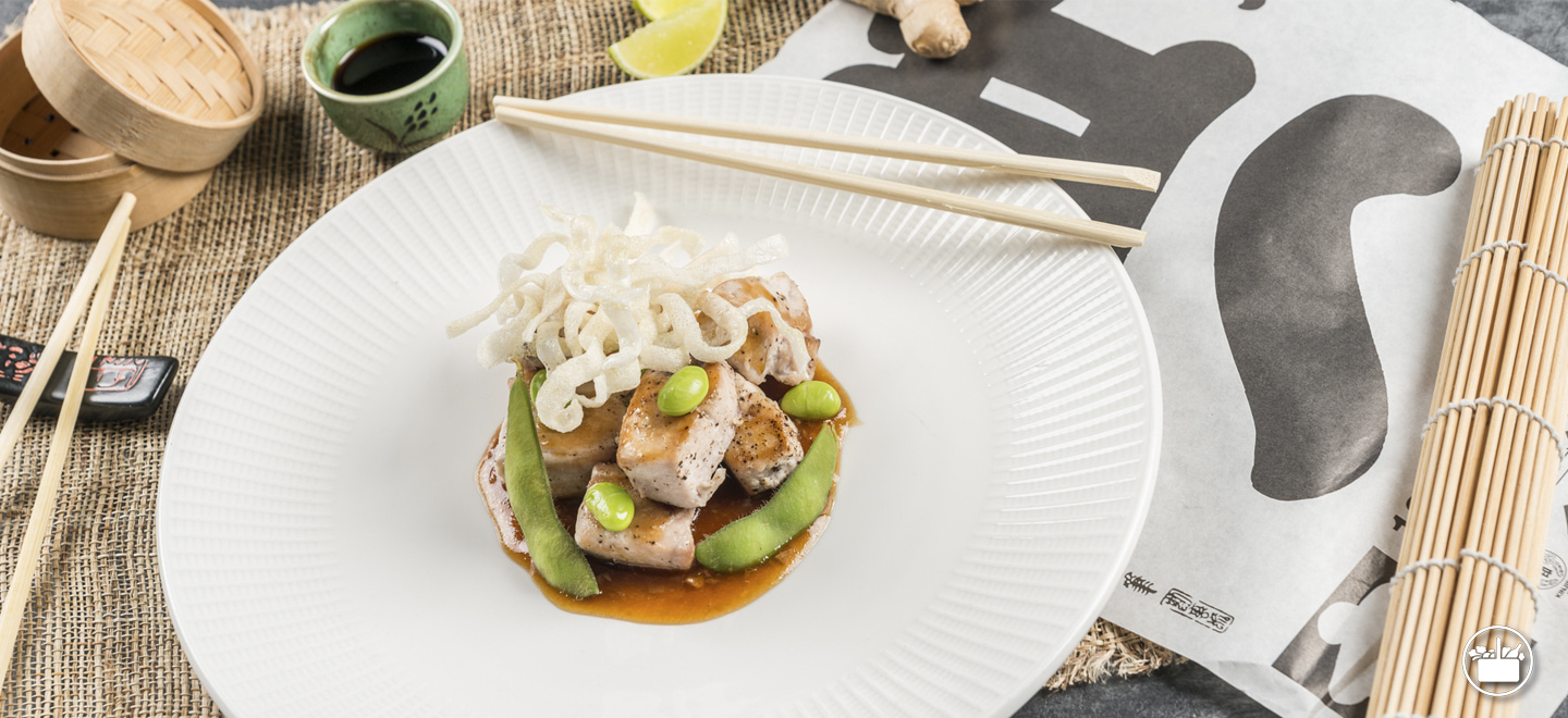 Receta de Bonito con Noodles de arroz y Edamame, un sorprendente plato de inspiración oriental.