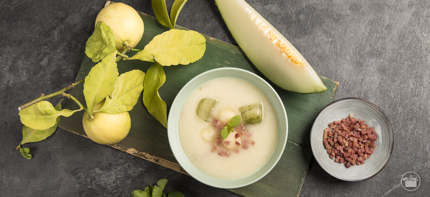 Descubre cómo preparar paso a paso un plato refrescante de Sopa fría de Melón con cubitos de Limón y Hierbabuena.